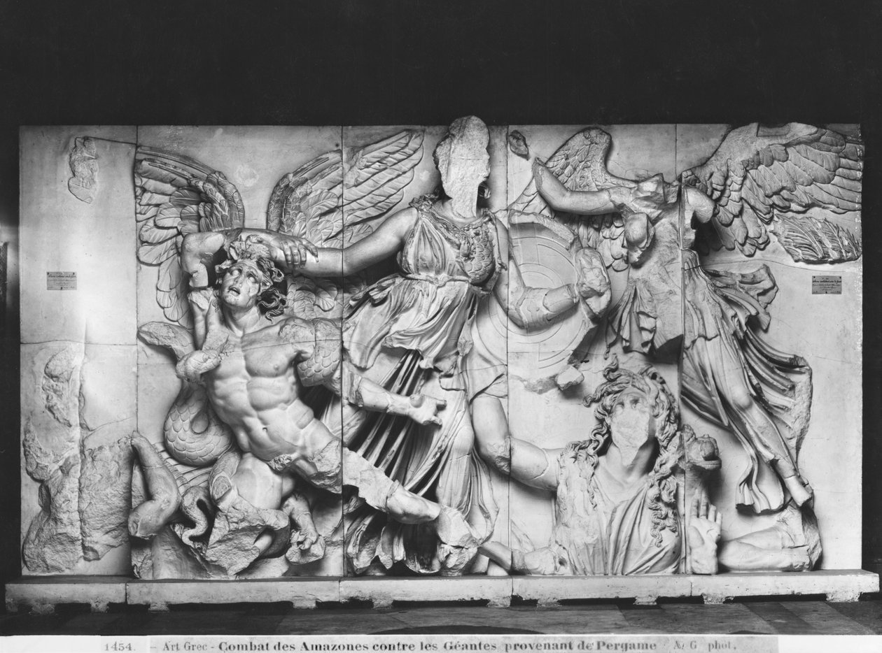 Cópia do grande altar de Zeus e Atena, de Pergamon, c.180-160BC (gesso de mármore) de Greek