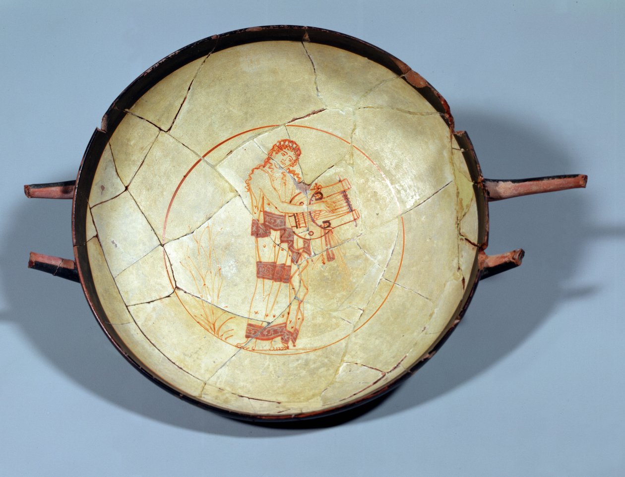 Taça sem pé, em pé Muse tocando a lira, atribuída ao pintor Hesíodo, período ático do solo branco, c.470-460 aC (cerâmica) de Greek