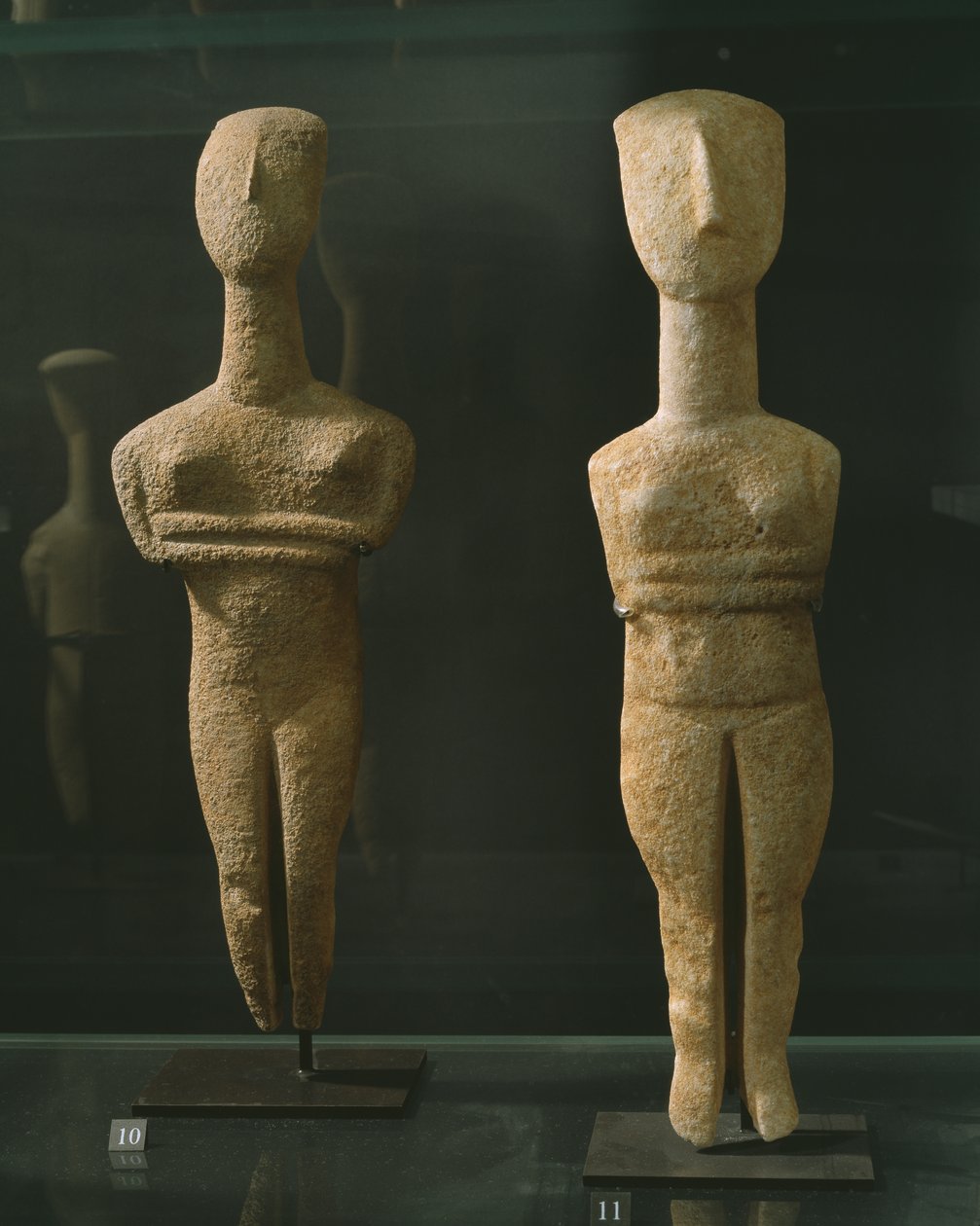Estatuetas femininas do tipo &39;braço dobrado&39;, de Paros, início do período das Cíclades II (2700-2300 aC) (mármore) de Greek
