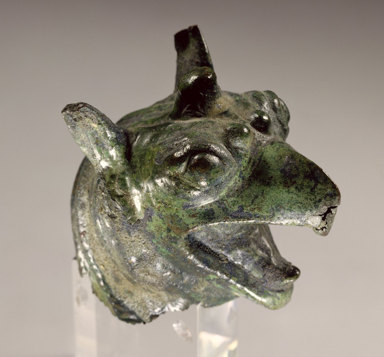 Cabeça de Griffin, fragmento de um anexo de caldeirão, primeira metade do século VII aC (bronze) de Greek