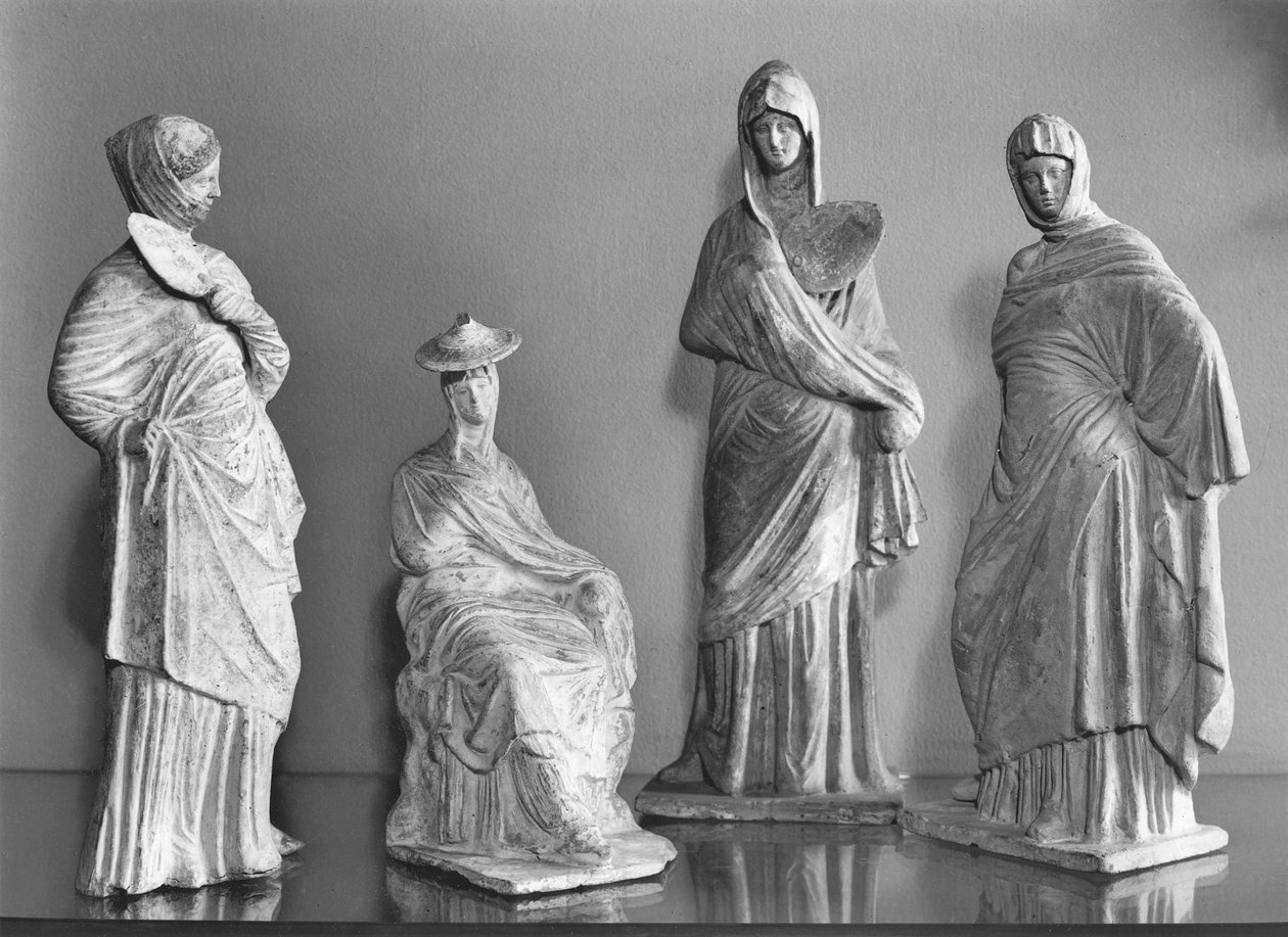 Grupo de mulheres drapeadas, de Tanagra (terracota) de Greek