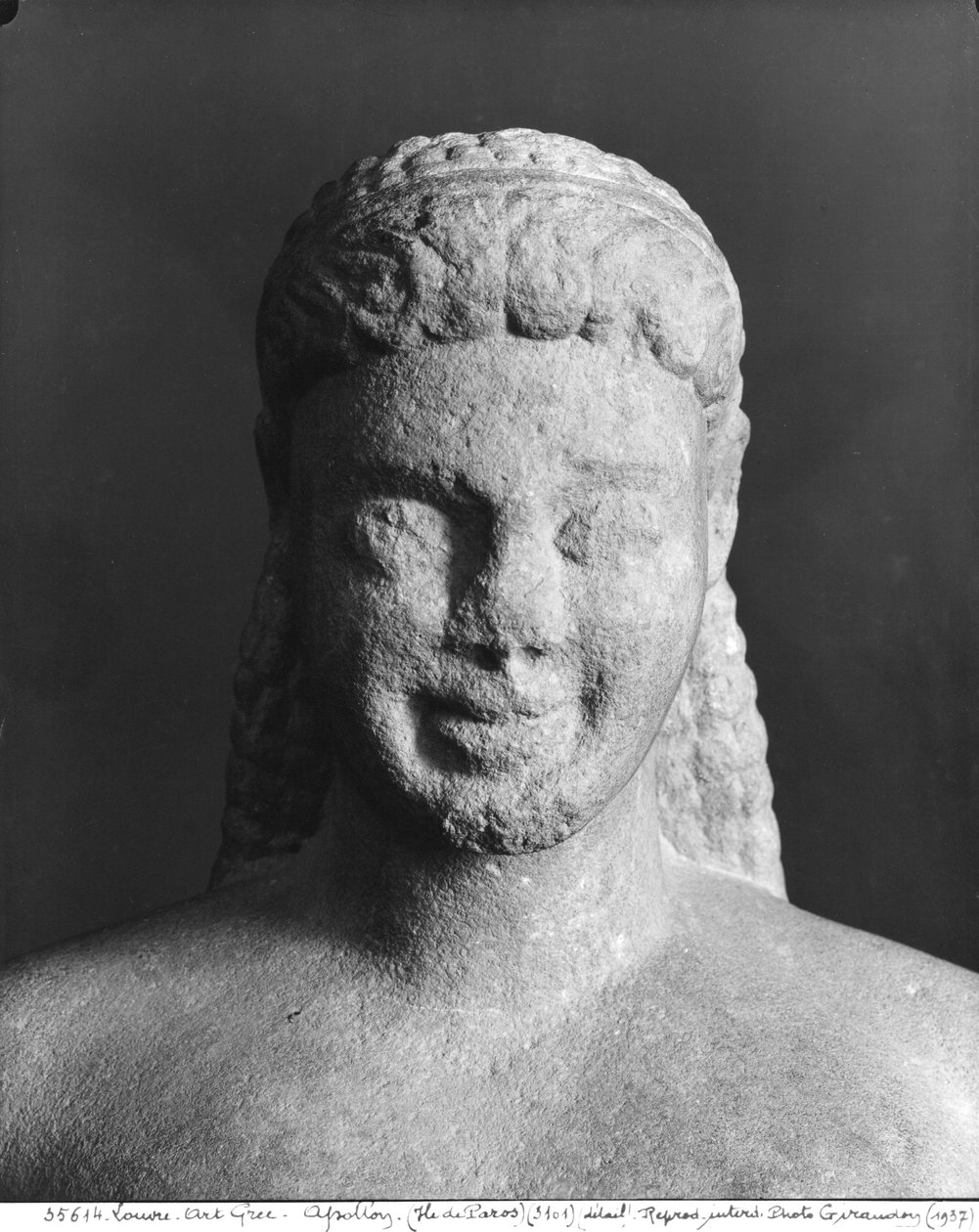 Kouros, de Paros, perto do santuário de Asklepios, c.540 aC (mármore) (detalhe) (ver também 154092) de Greek