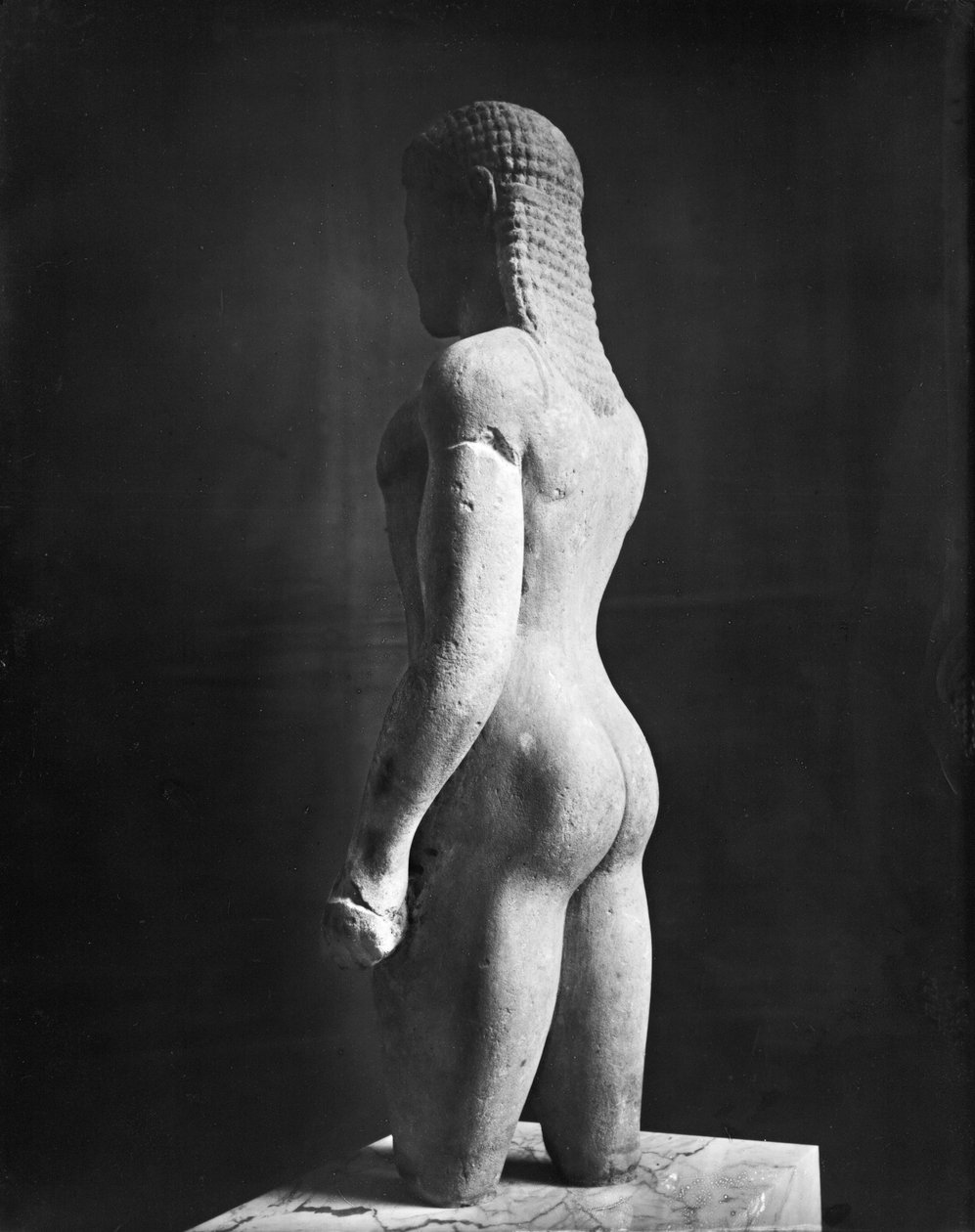Kouros, de Paros, perto do santuário de Asklepios, c.540 aC (mármore) (ver também 154092) de Greek