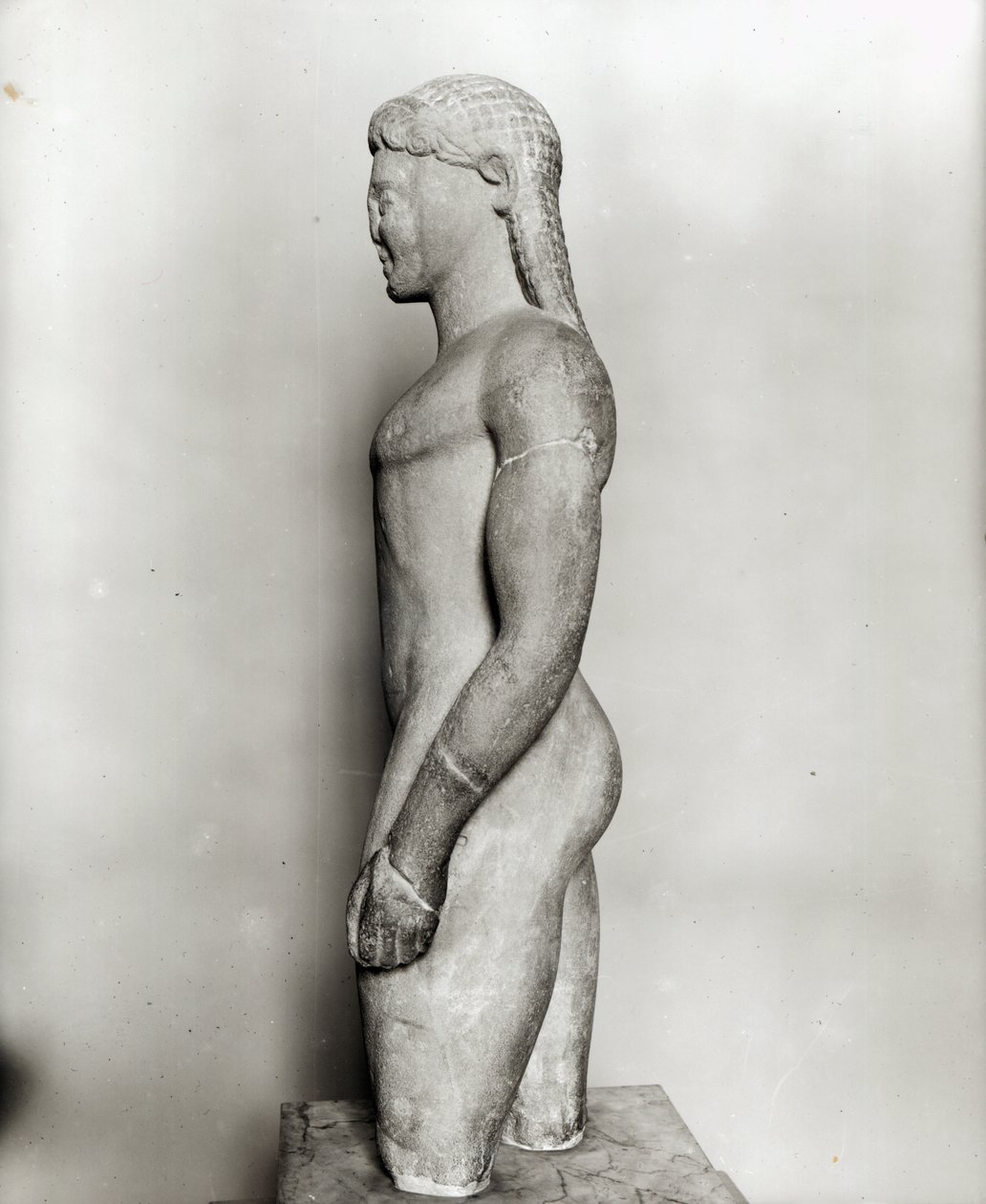 Kouros, de Paros, perto do santuário de Asklepios, c.540 aC (mármore) (ver também 154092, 164837-164838) de Greek