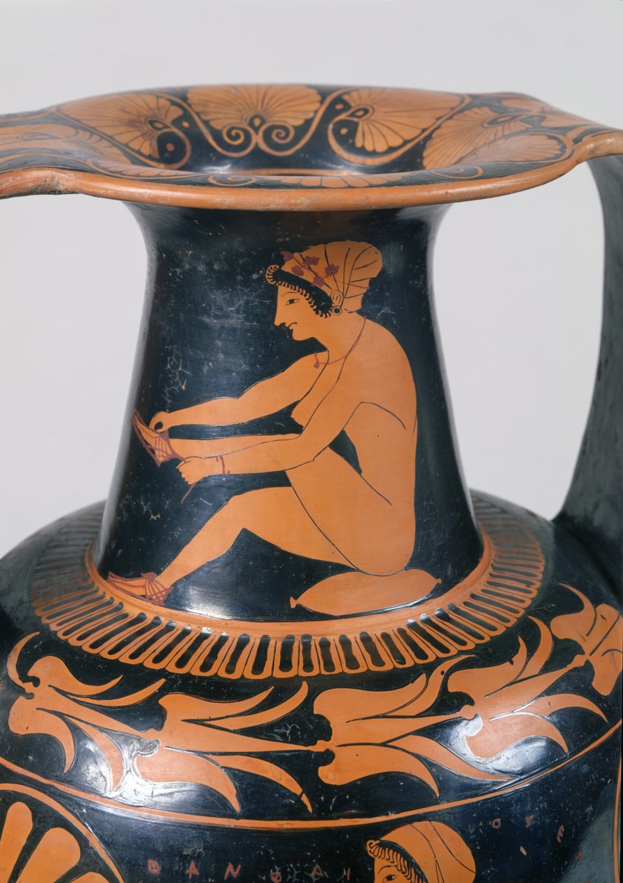 Pescoço de uma ânfora ática de figuras vermelhas representando uma mulher sentada amarrando sua sandália no pescoço, feita por Pamphaios e pintada por Oltos, c.510-500 aC (cerâmica) de Greek