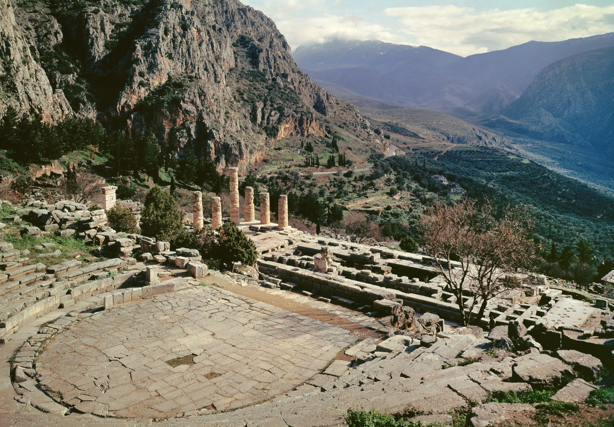 Vista panorâmica do sítio arqueológico com o teatro no templo de Apolo de Greek