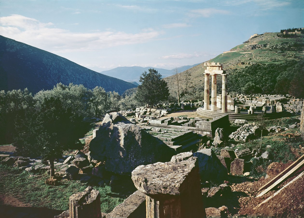 Vista panorâmica do local com o templo tholos no Santuário de Athena Pronaia de Greek