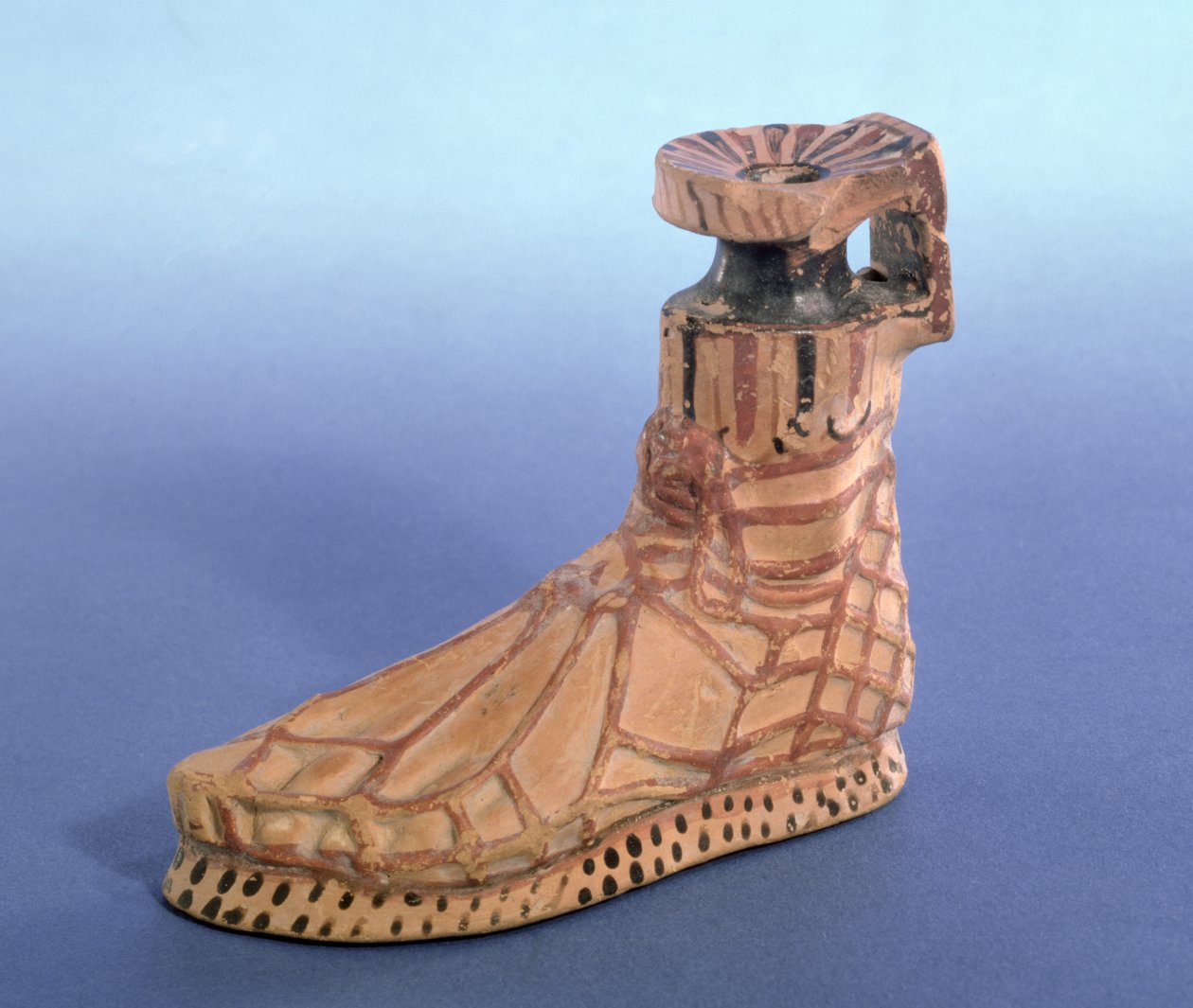 Frasco de perfume em forma de um pé de sandled, grego, de Taranto (cerâmica) de Greek