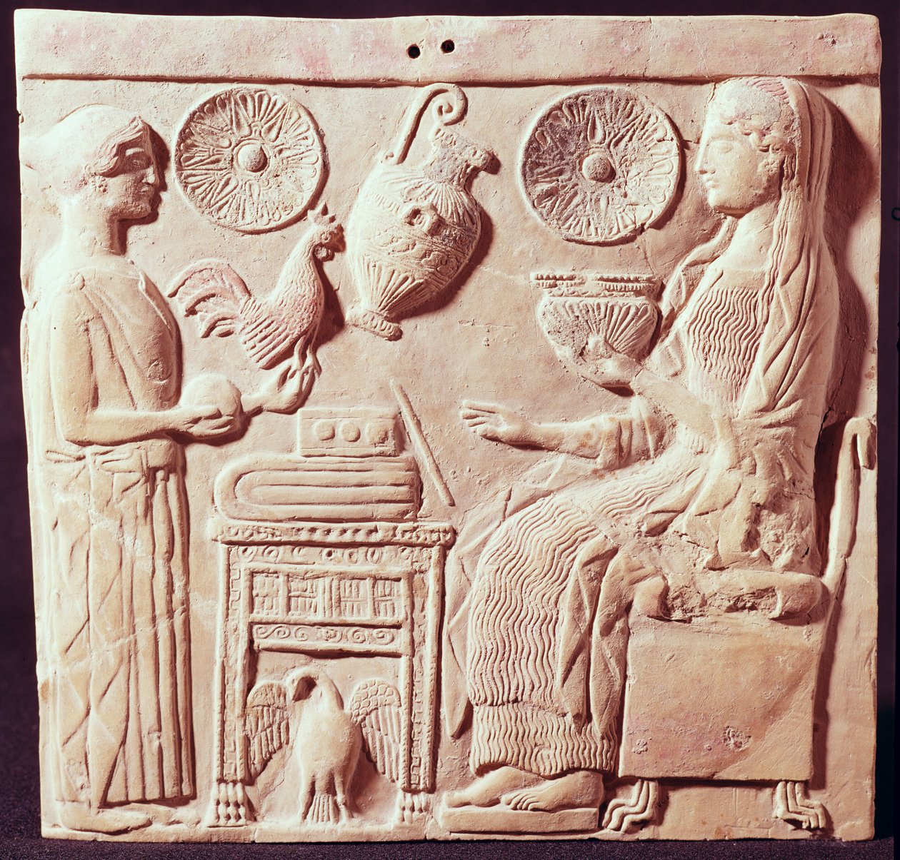 Placa representando uma mulher oferecendo presentes a uma mulher sentada, de Locres, c.450 aC de Greek