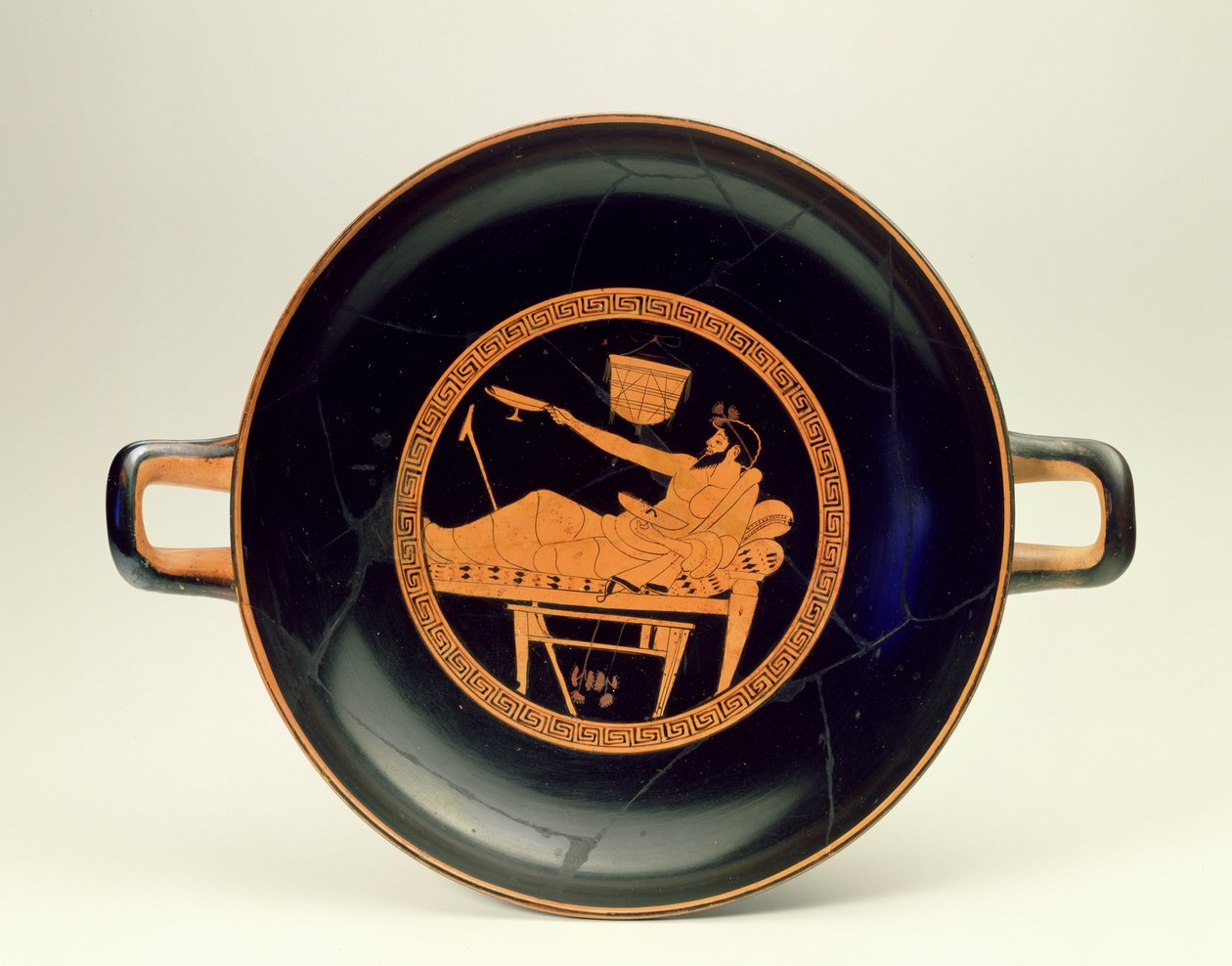 Figura-Red Kylix representando atletas e simpósios, c.480 aC (cerâmica) (veja também 288291) de Greek