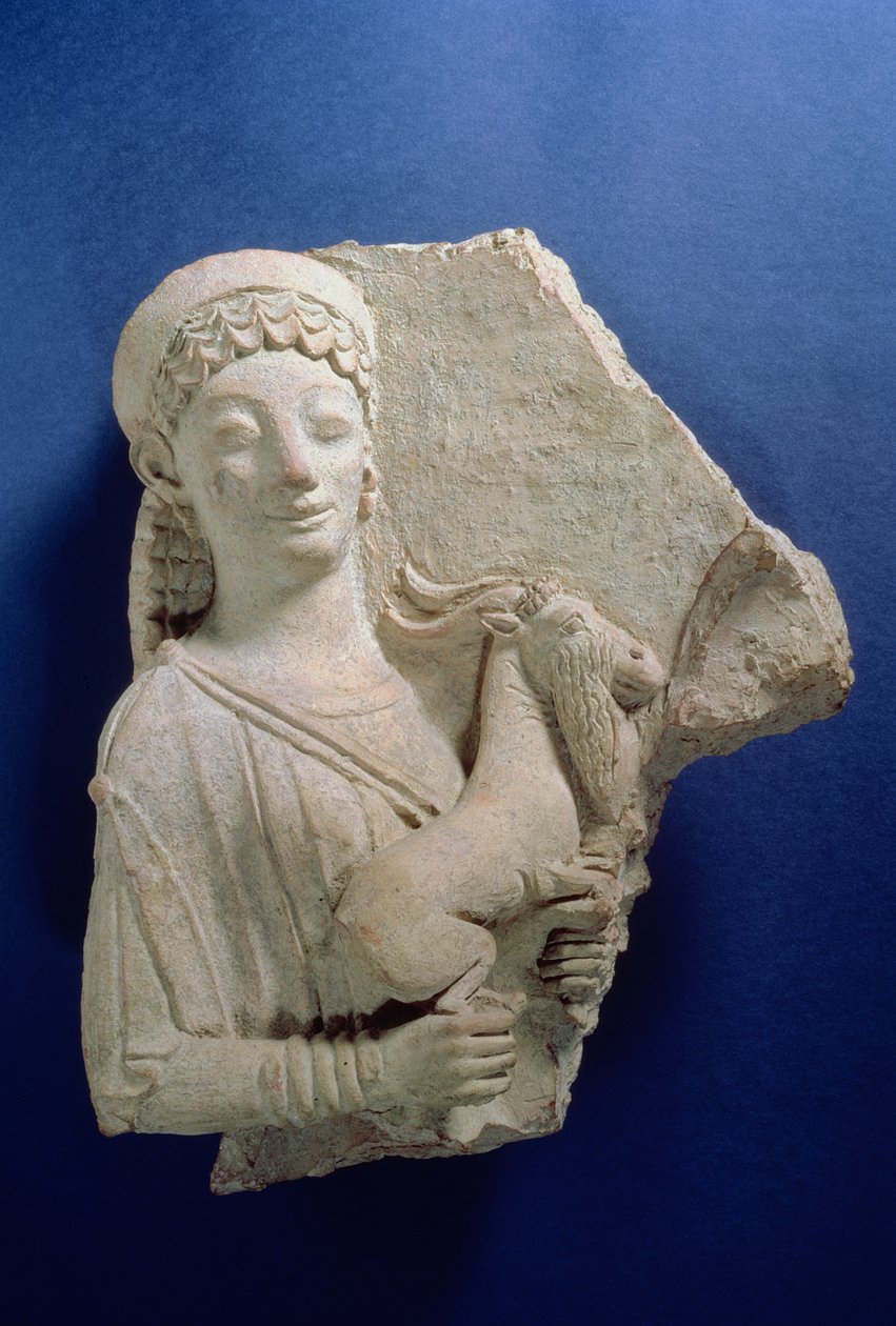 Alívio de uma mulher segurando uma cabra, período arcaico, c.500 aC (terracota) de Greek