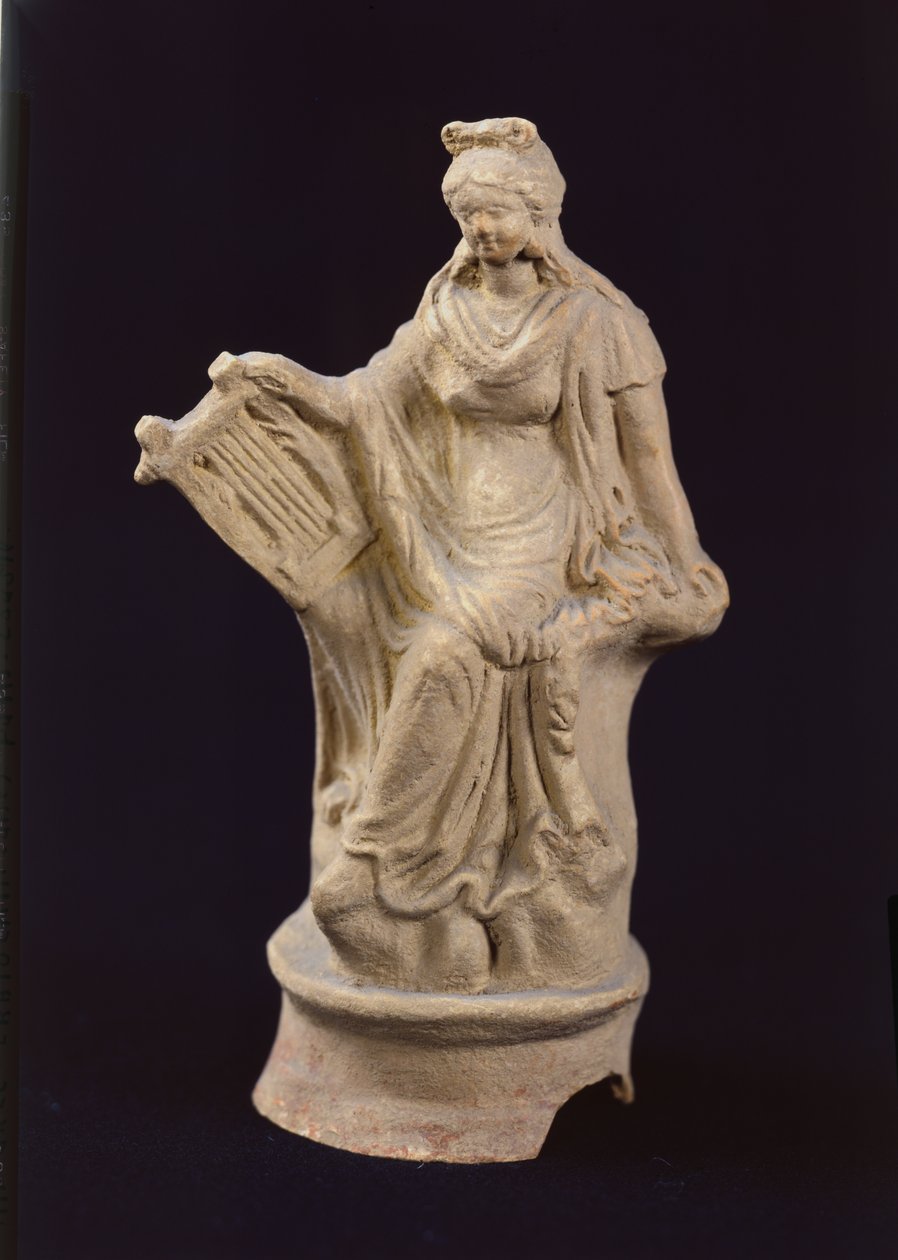 Estatueta de Erato sentado, de Myrina, Turquia de Greek