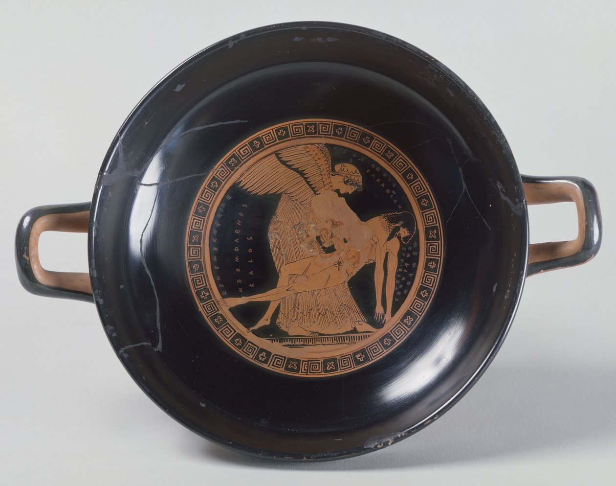 A Taça Douris, uma taça ática de figuras vermelhas representando Eos carregando o corpo de seu filho Memnon, morto por Aquiles, feito por Kalliades, c.490 aC (veja 85700 e 85701 para fora) de Greek