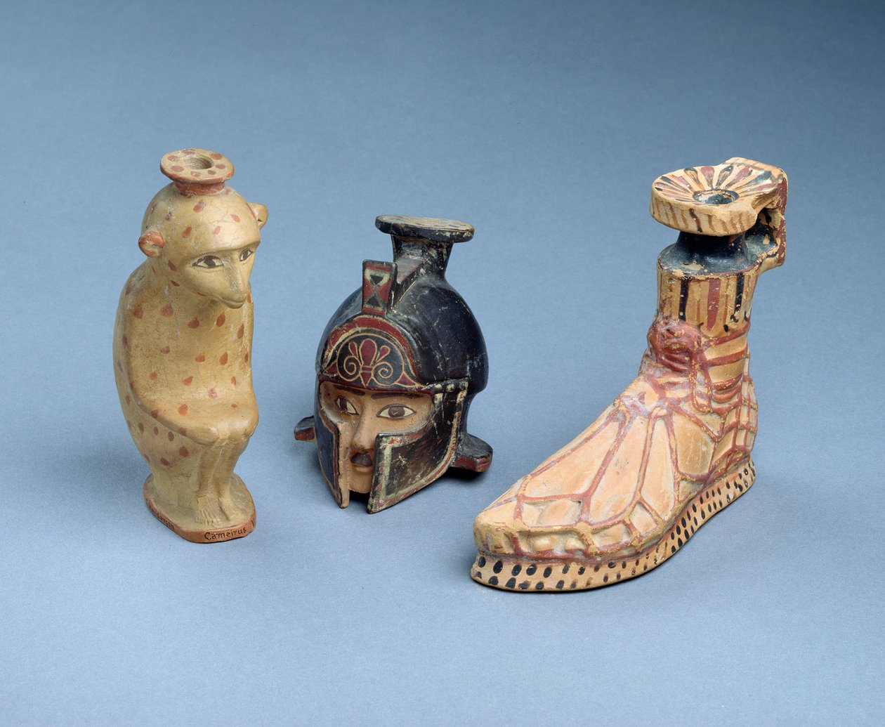 Três potes de perfume &39;Plásticos&39; do leste, na forma de um macaco agachado, um capacete de guerreiro e um pé de areia, sétimo século aC (cerâmica) de Greek