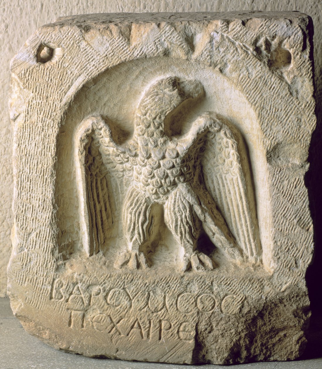 Lápide com a figura de uma águia (calcário) de Greek