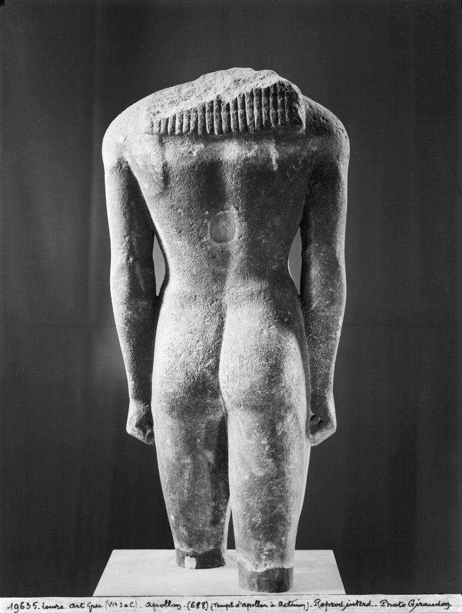 Torso de um kouros, de Actium, c.570 aC (mármore) (ver também 24996) de Greek