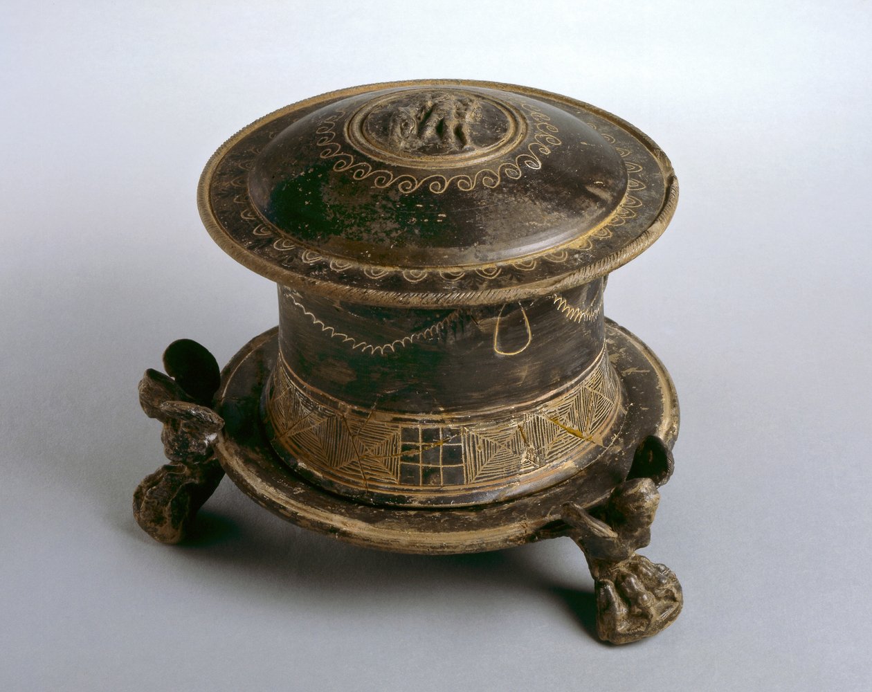 Os pylix de &39;West Slope&39; apoiados em três pés de garra de leão, encontrados em Thessaloniki, século II aC (cerâmica) de Greek