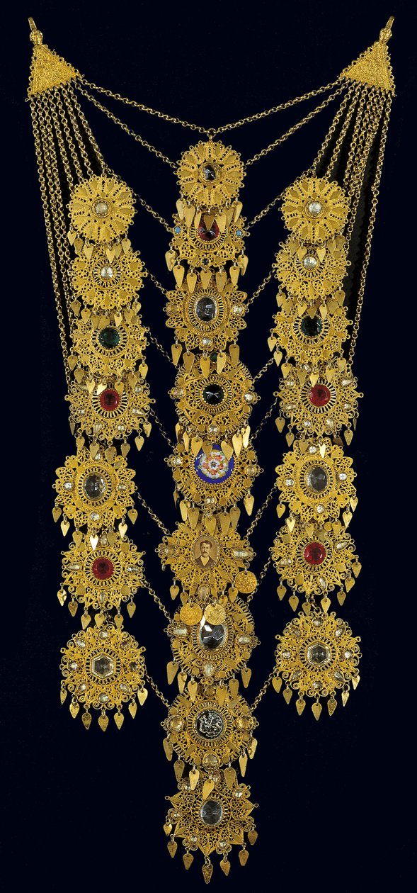 Ornamento pectoral de corrente usado por uma noiva, de Attiki (prata dourada, filigrana, turquesa e pedras de vidro) de Greek School