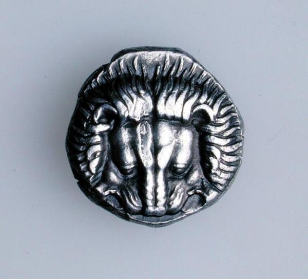 Tetradrachm de Samos, Ionia, representando o couro cabeludo de um leão, c.390 aC (anverso) (prata) (para reverso ver 168077) de Greek School