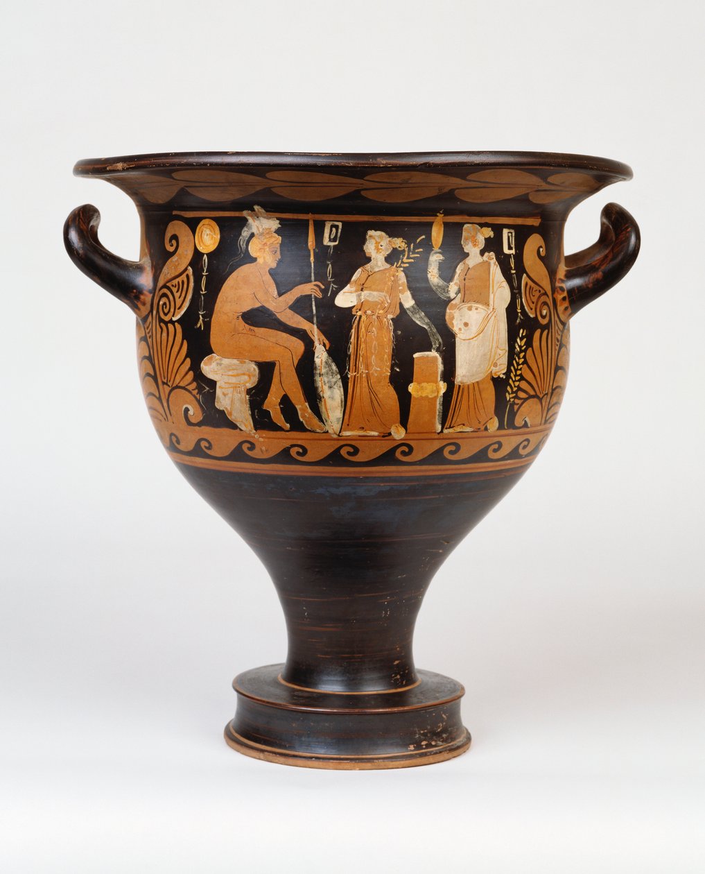 Um sino-krater da Campânia pelo Pintor Ca retratando um guerreiro sentado e duas mulheres, século 4 a.C. de Greek