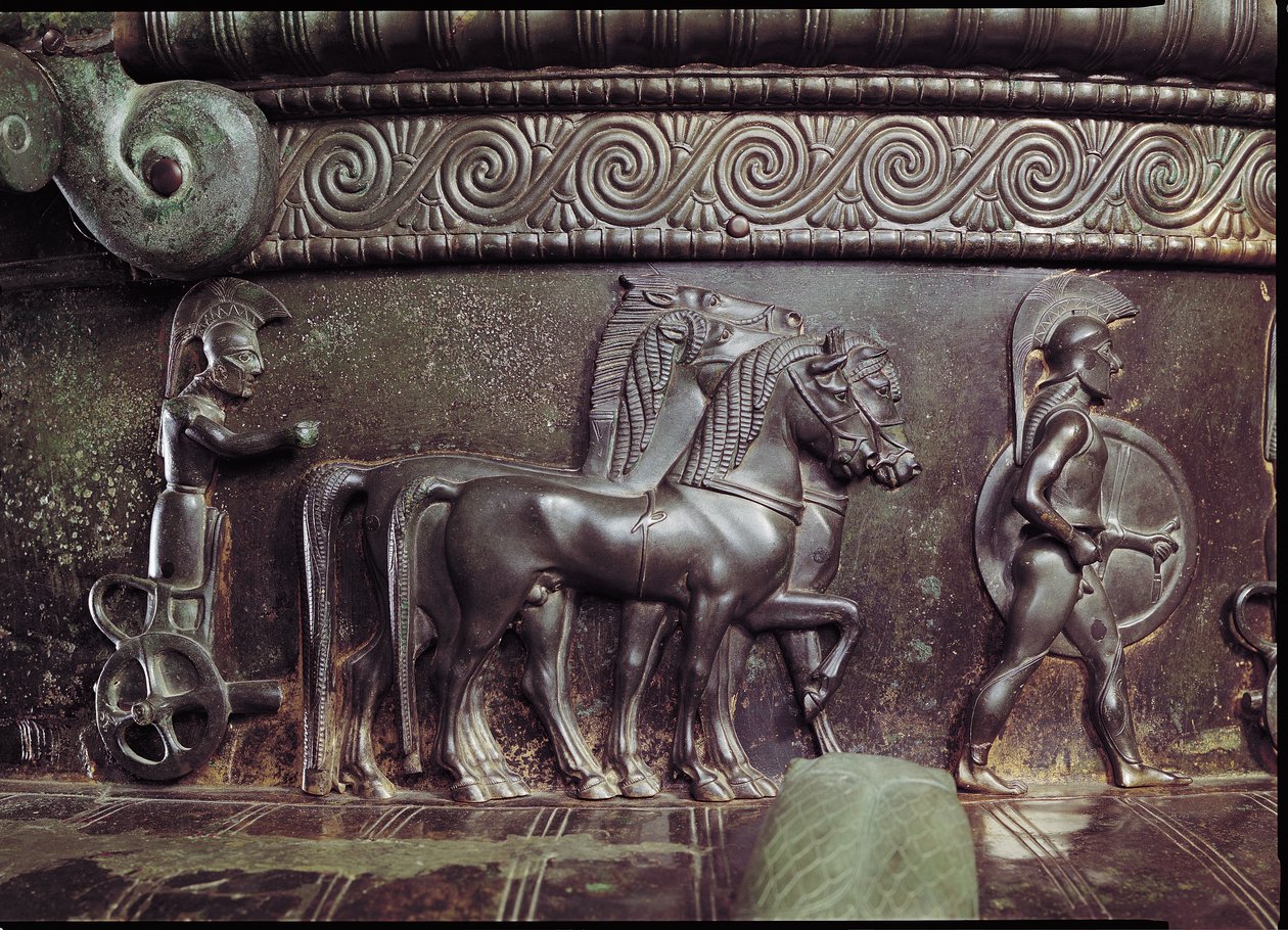 Um quadriga e um hoplita, detalhe do friso em volta do pescoço do bronze Vix Krater ver também 40863 de Greek