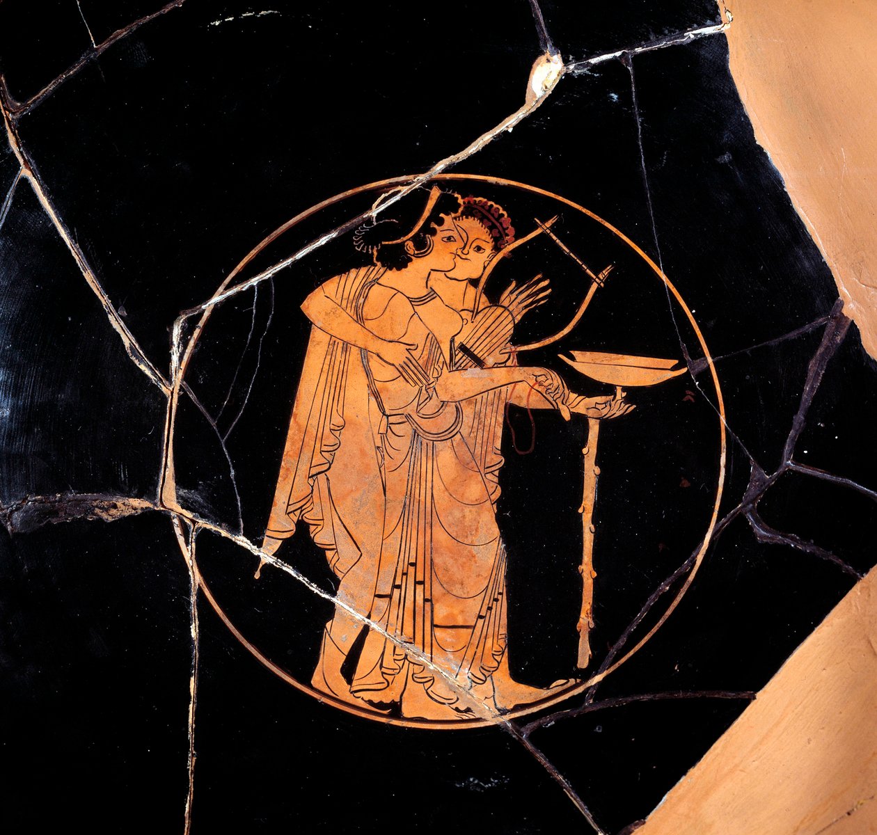 Grécia Antiga: Taça com figuras vermelhas. Cerâmica atribuída ao Pintor Pedieus (finais do século VI a.C.), 510-500 a.C. Paris, Musee Du Louvre de Greek