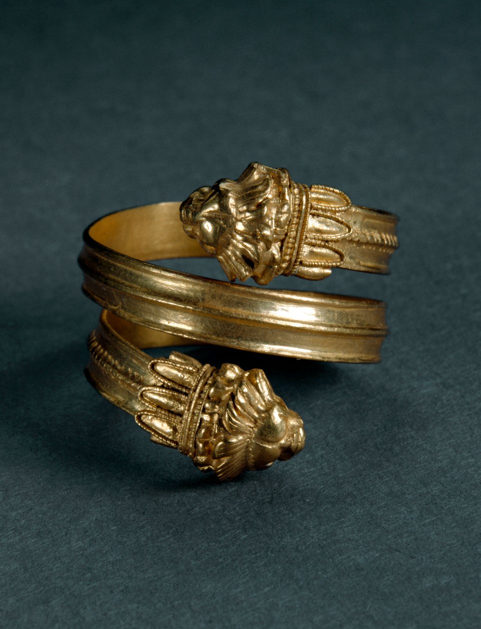 Arte da Grande Grécia: anel de ouro com protomos de leão. Fim do século IV a.C. do século III a.C. de Taranto, Itália. Taranto, Museo Archeologico Nazionale de Greek
