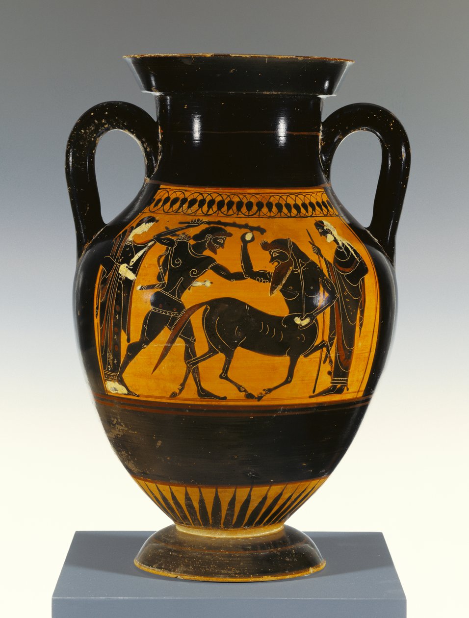 Ânfora de painel de figuras negras ático-ateniense do tipo B com Heracles atacando o centauro, 530-20 aC (terracota) de Greek