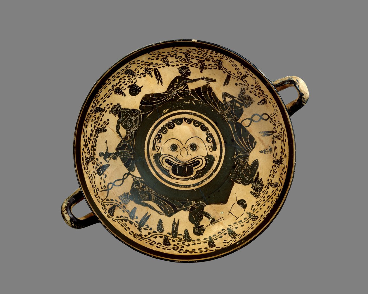 Taça ática de figuras negras decorada com um tondo de cabeça de górgona rodeado por seis homens reclinados assistindo a um simpósio, à maneira do Andocides Painter, c.500 aC (cerâmica) de Greek