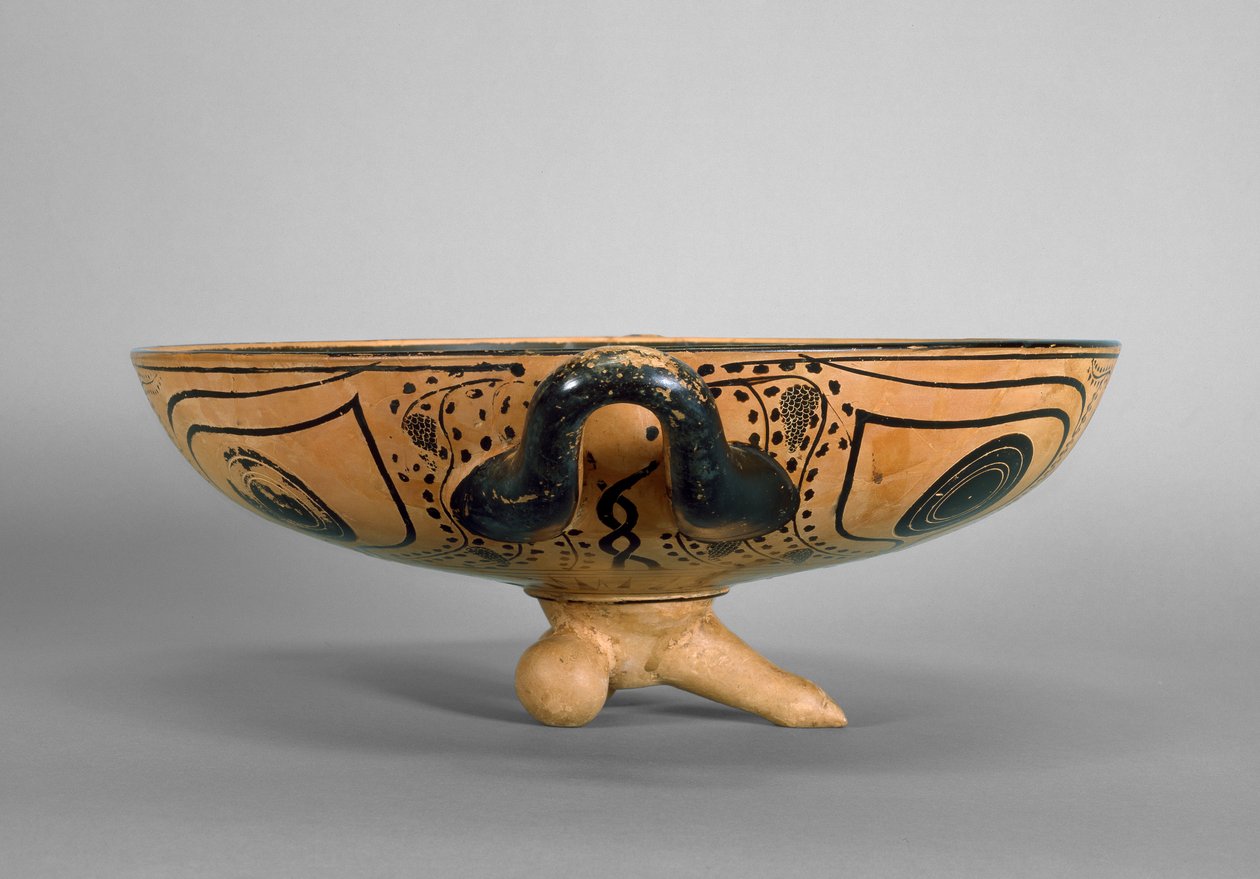 Taça ática de figuras negras decorada com um tondo de cabeça de górgona rodeado por seis homens reclinados a assistir a um simpósio, à maneira do Andocides Painter, c.500 aC (cerâmica) (ver também 100563 e 419876) de Greek