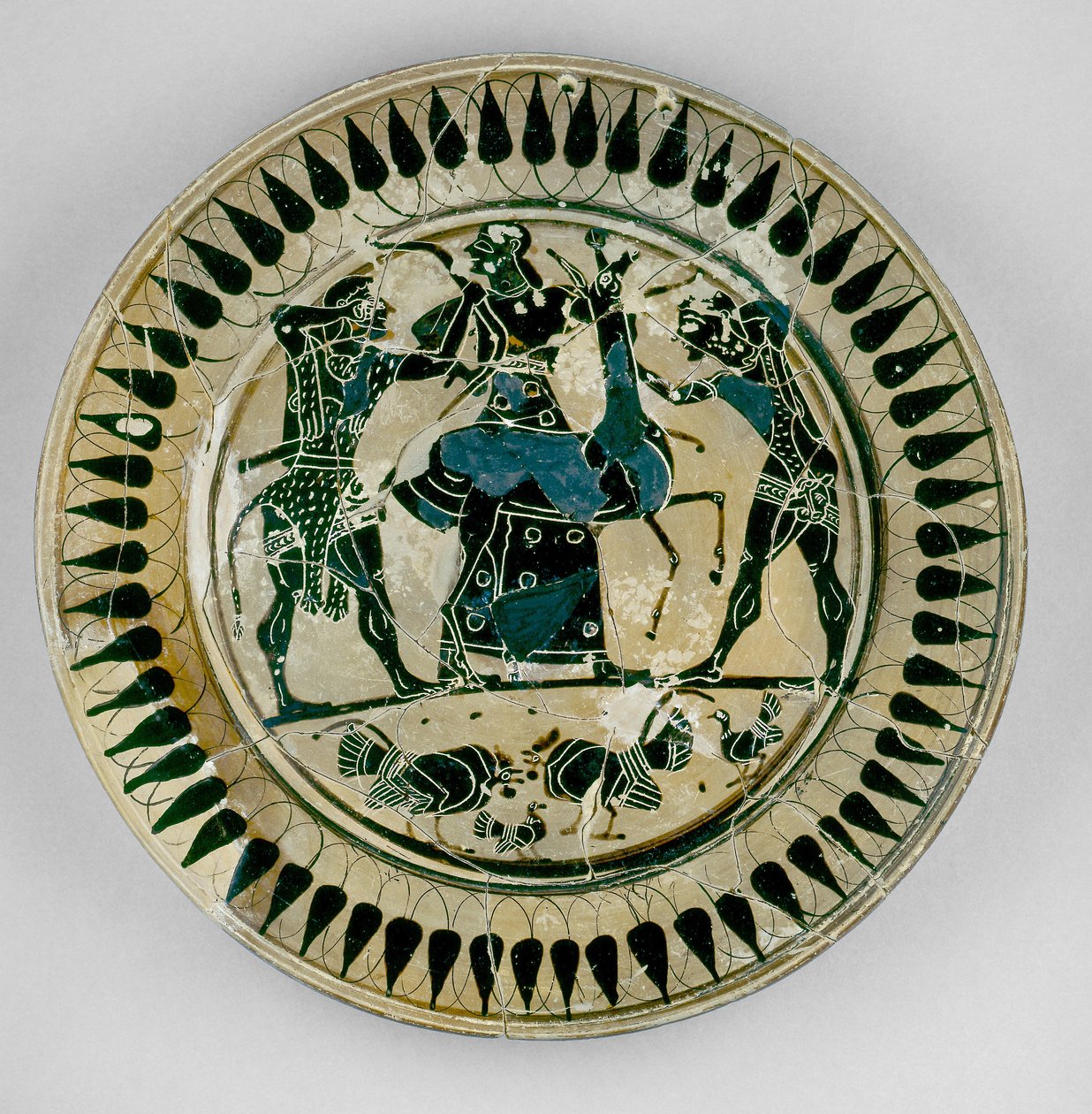 Placa ática de figuras negras decorada com uma cena de Hércules e Apolo lutando sobre um cervo e sendo separada por Artemis, à maneira de Lydos, da Grécia, c.560 aC (cerâmica) de Greek