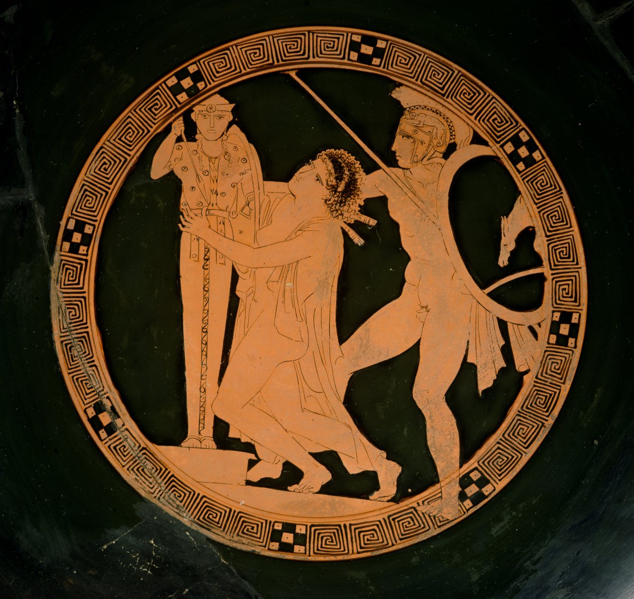 Copa ática de figuras vermelhas representando Cassandra perseguida por Ajax buscando refúgio por um xoanon de Atena, c.430 aC (cerâmica) de Greek