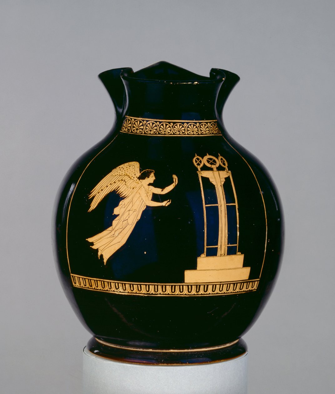 Oinochoe ático de figuras vermelhas decorado com a cena de uma Nike alada voando com uma fita em direção a um tripé, perto do Calliope Painter, de Nola, c.430 aC (cerâmica) de Greek