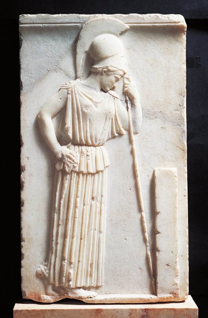 Baixo-relevo retratando Athena de luto em frente a uma estela de Greek