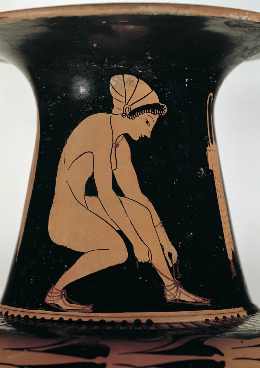 Mulher agachada amarrando sua sandália, detalhe do pescoço de uma ânfora ática de figuras vermelhas, feita por Pamphaios e pintada por Oltos, c.510-500 aC (cerâmica) (ver também 92571) de Greek
