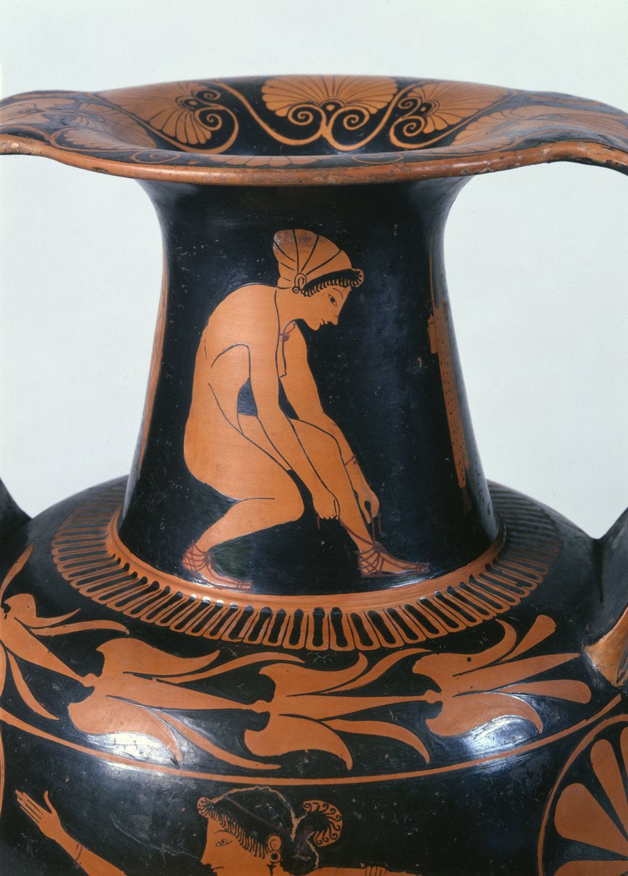 Mulher agachada amarrando sua sandália, detalhe do pescoço de uma ânfora ática de figuras vermelhas, feita por Pamphaios e pintada por Oltos, c.510-500 aC (cerâmica) de Greek