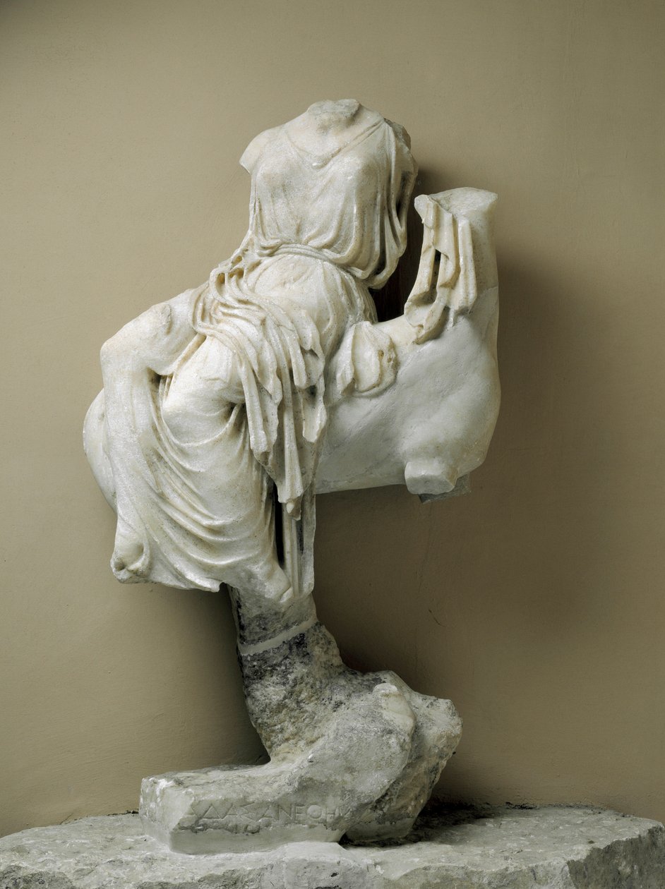 Estátua feminina drapeada como uma oferenda votiva, de Sorrento de Greek