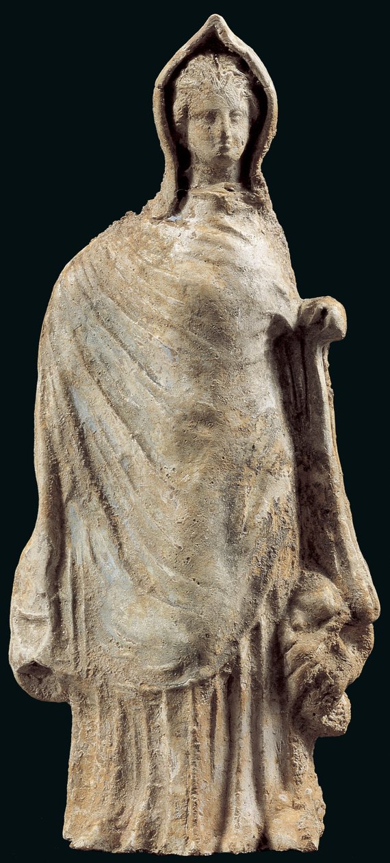 Estatueta de uma mulher vestindo um chiton e um himation cobrindo a cabeça, possivelmente de Myrina, Ásia Menor, 250-200 aC (argila) de Greek