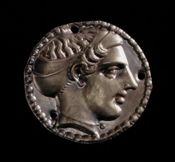 Cabeça feminina de apliques de ouro usando um sakos, de Kerch, século V (ouro) de Greek