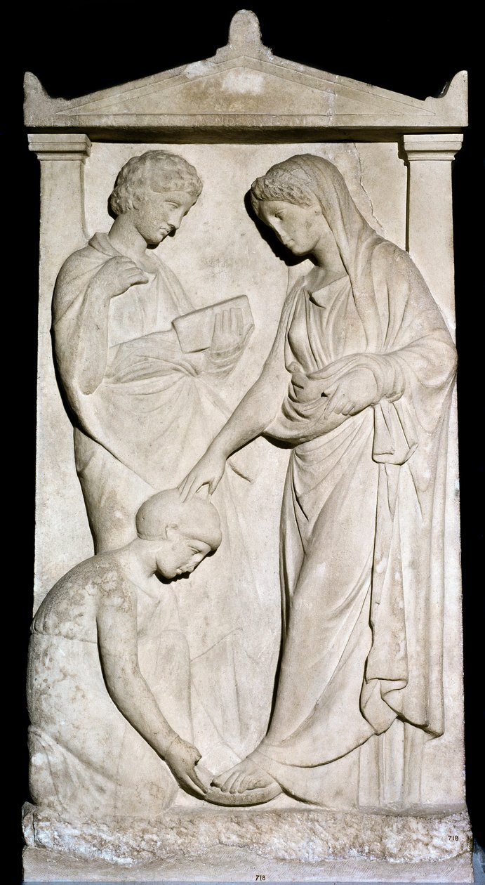 Arte grega: "Uma criada ajuda a sua amante a tirar a sandália" Meias de mármore em relevo do século IV a.C. Atenienses, Museu Nacional de Arqueologia de Greek