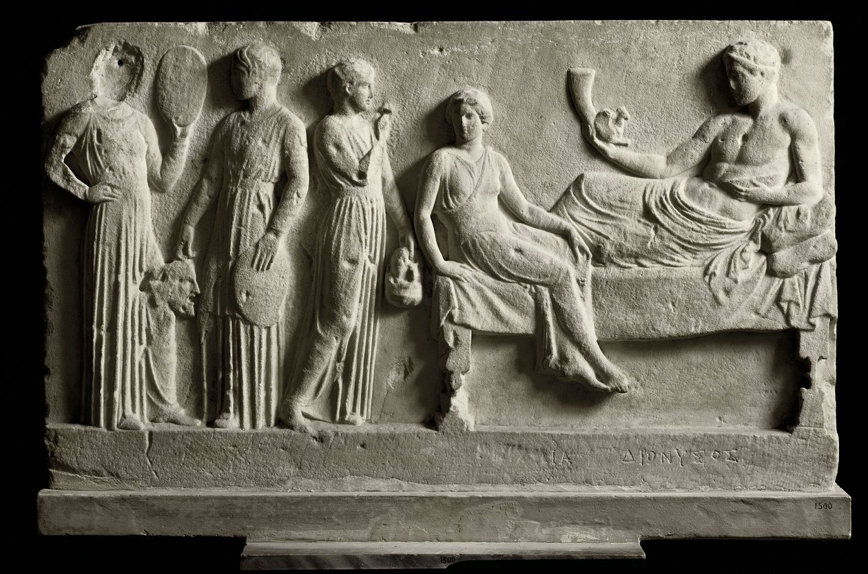 Arte grega: baixo relevo em mármore votivo dedicado a Dionysos Bacchus pelos comediantes, Representa "Os Bacchantes" de Eurípedes - 410 a.C. - Atenas, museu arqueológico nacional - Bacchae (da tragédia de Eurípedes (480¿406 a.C.) - Marble votive relief ded de Greek