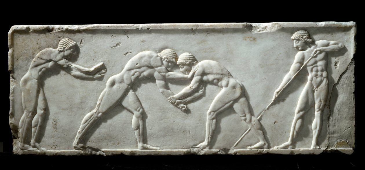 Arte grega: base de kouros representando os lutadores durante uma luta. Meias em mármore em relevo, 510-500 a.C. - Ateneu, museu arqueológico - Luta de lutadores - Escultura em mármore em relevo de uma escultura de kouros, 510-500 a.C. - Museu Arqueológico de Greek