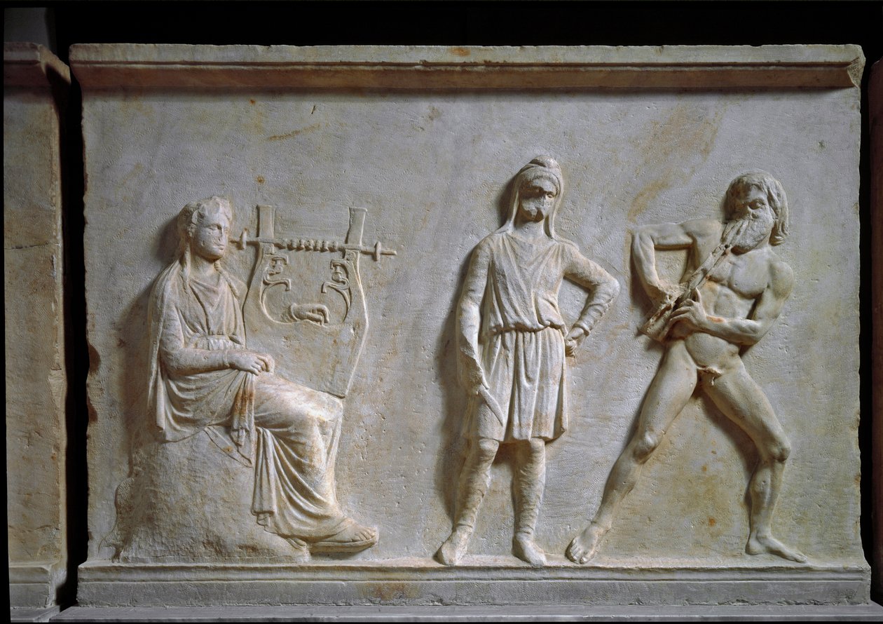 Arte grega: concurso de música entre Apolo e Marsyas (tocando aulos e lira). Baixo relevo esculpido em mármore, 320 a.C., antiquite grego. Museu Nacional de Arqueologia, Athenes (Grécia) de Greek