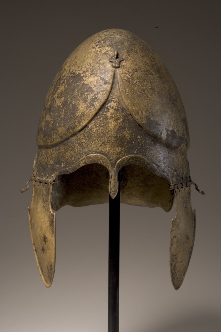 Capacete com apliques fálicos, calcidiano, século V aC (bronze) (ver também 249031 e 34) de Greek