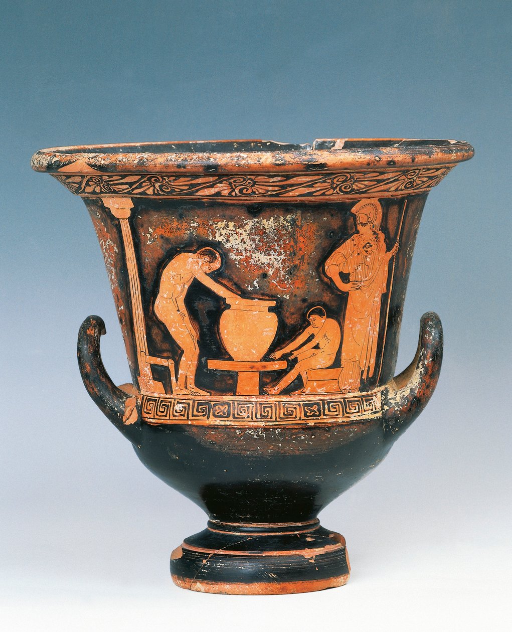 Krater mostrando cena de oleiro a trabalhar sob o olhar de Athena, olaria de figuras vermelhas da Sicília, Itália, Magna Graecia, Século V a.C. (olaria vermelha) de Greek
