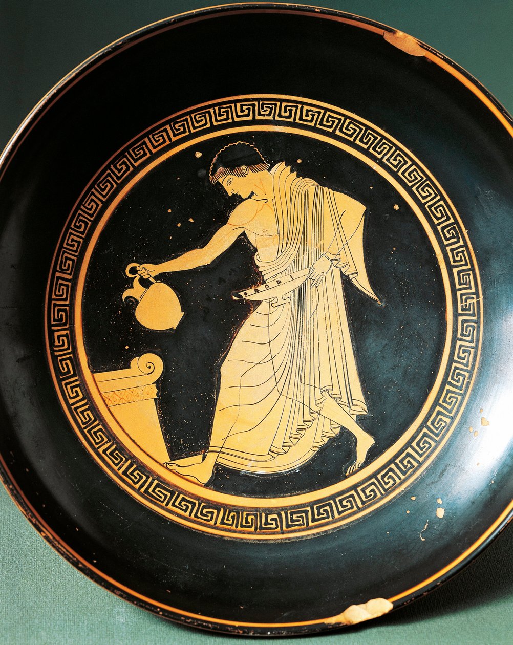 Kylix de Douris representando a juventude perto de um altar, século VI a.C. (olaria) de Greek