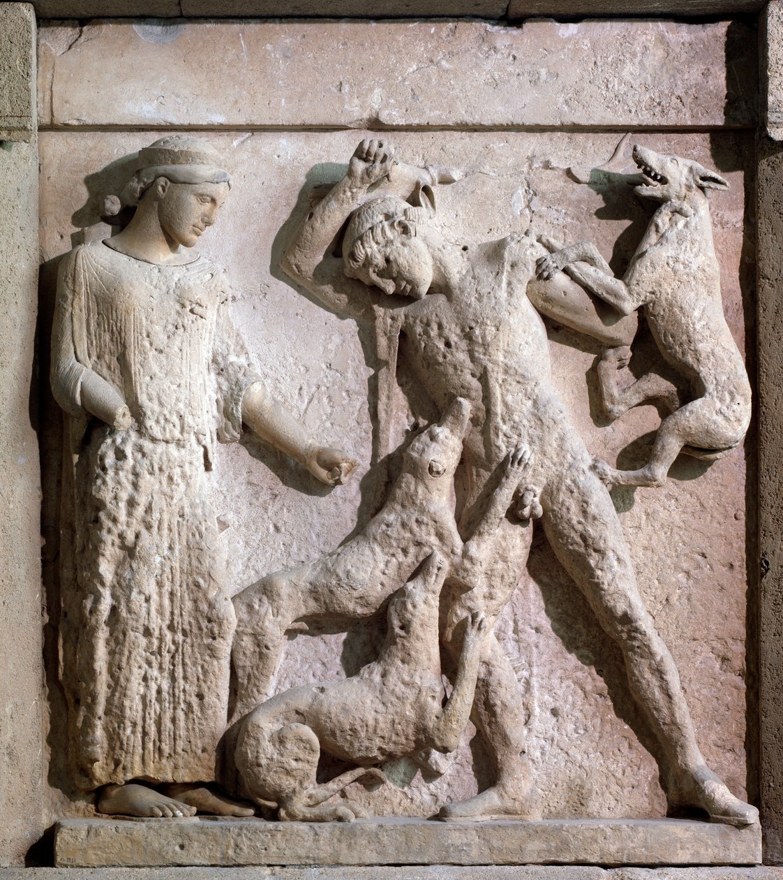 Magna graecia: metopo com Ártemis e Actaeon, relevo em pedra, século V a.C. de Greek