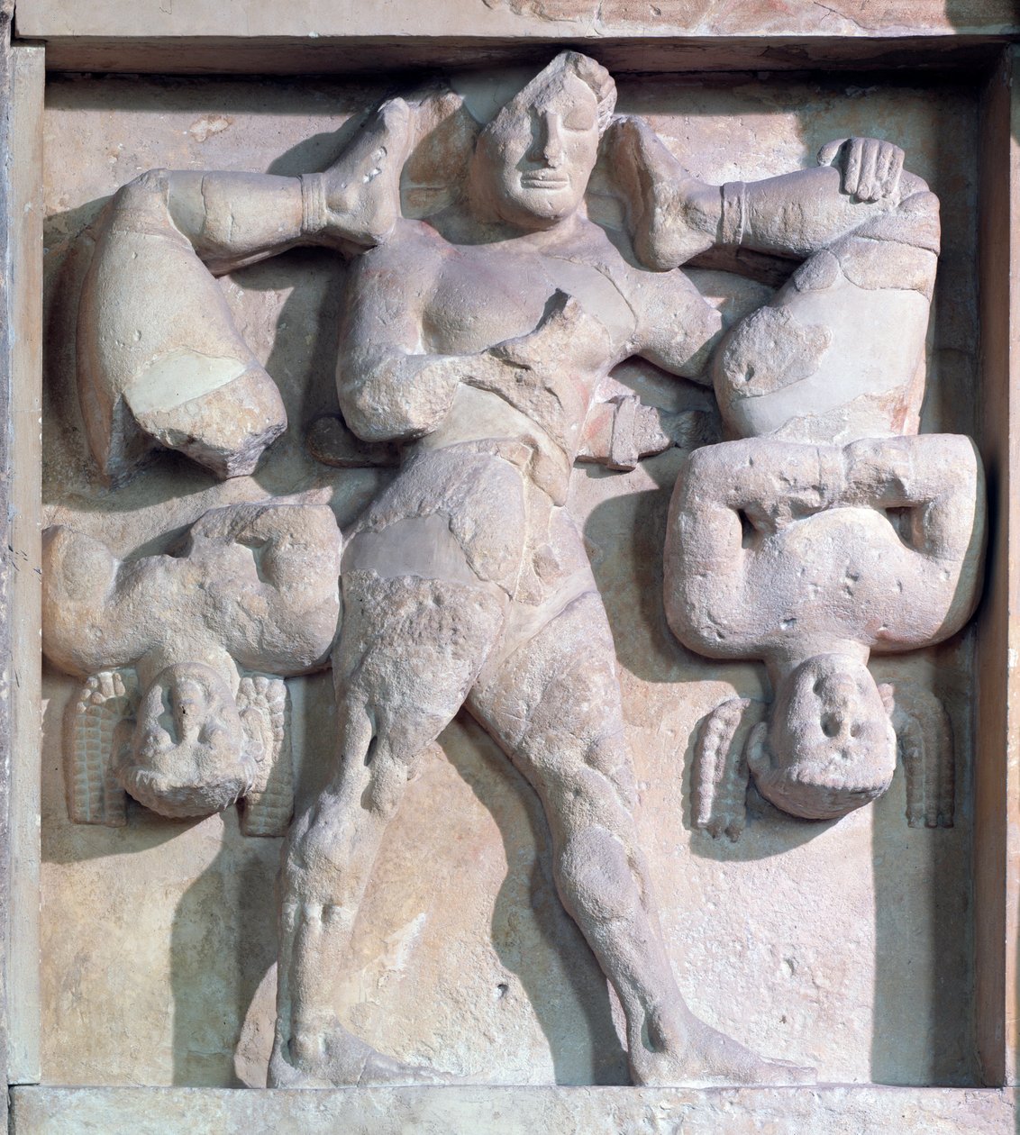 Magna graecia: metopo com Heracles com os Cercopes, relevo de pedra, 575-550 a.C. de Greek