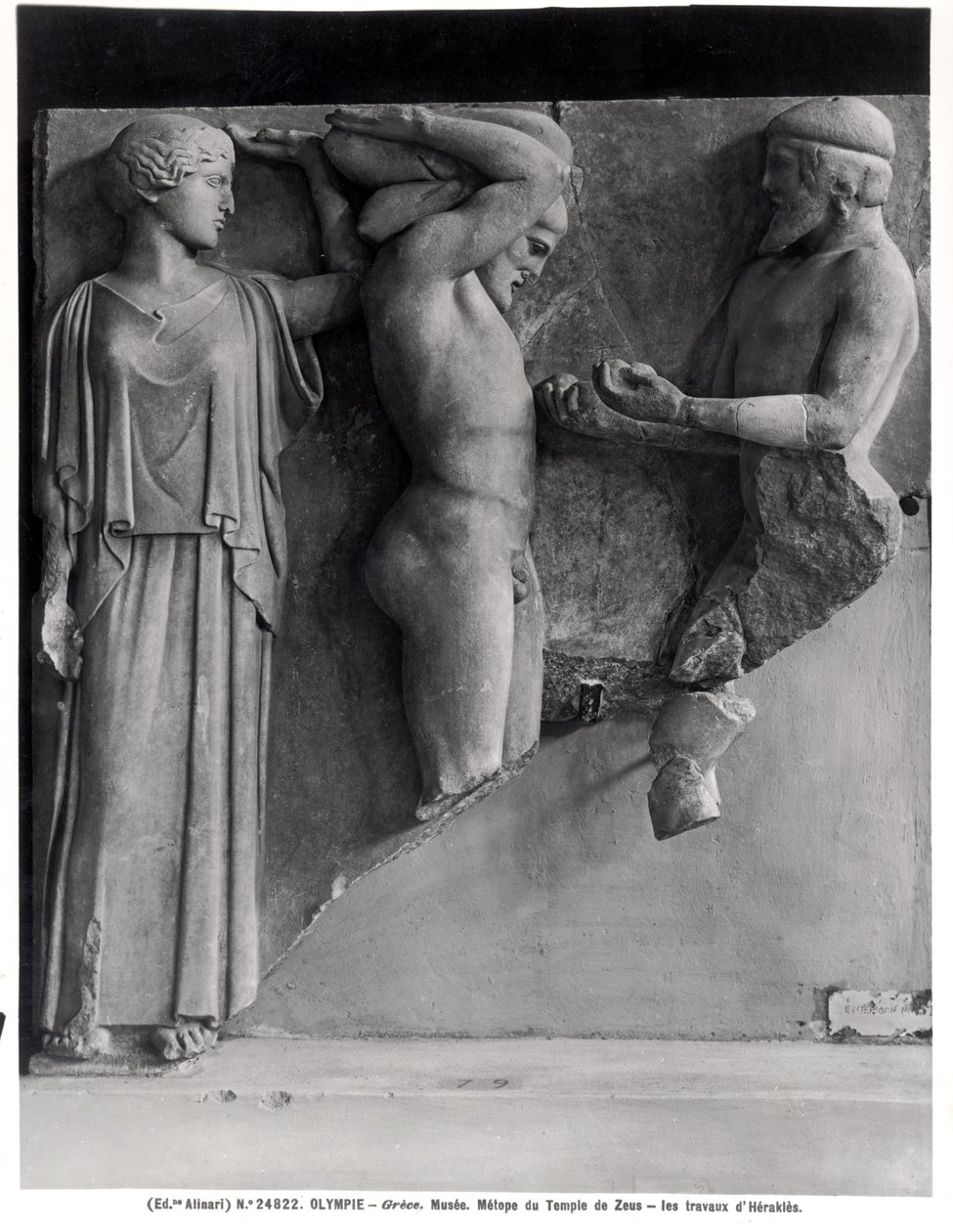 Metopo X do Templo de Zeus representando Hércules recebendo as Maçãs Douradas das Hespérides da Mão de Atlas, enquanto Minerva descansa uma Almofada na sua Cabeça (mármore) (foto a p/b) de Greek