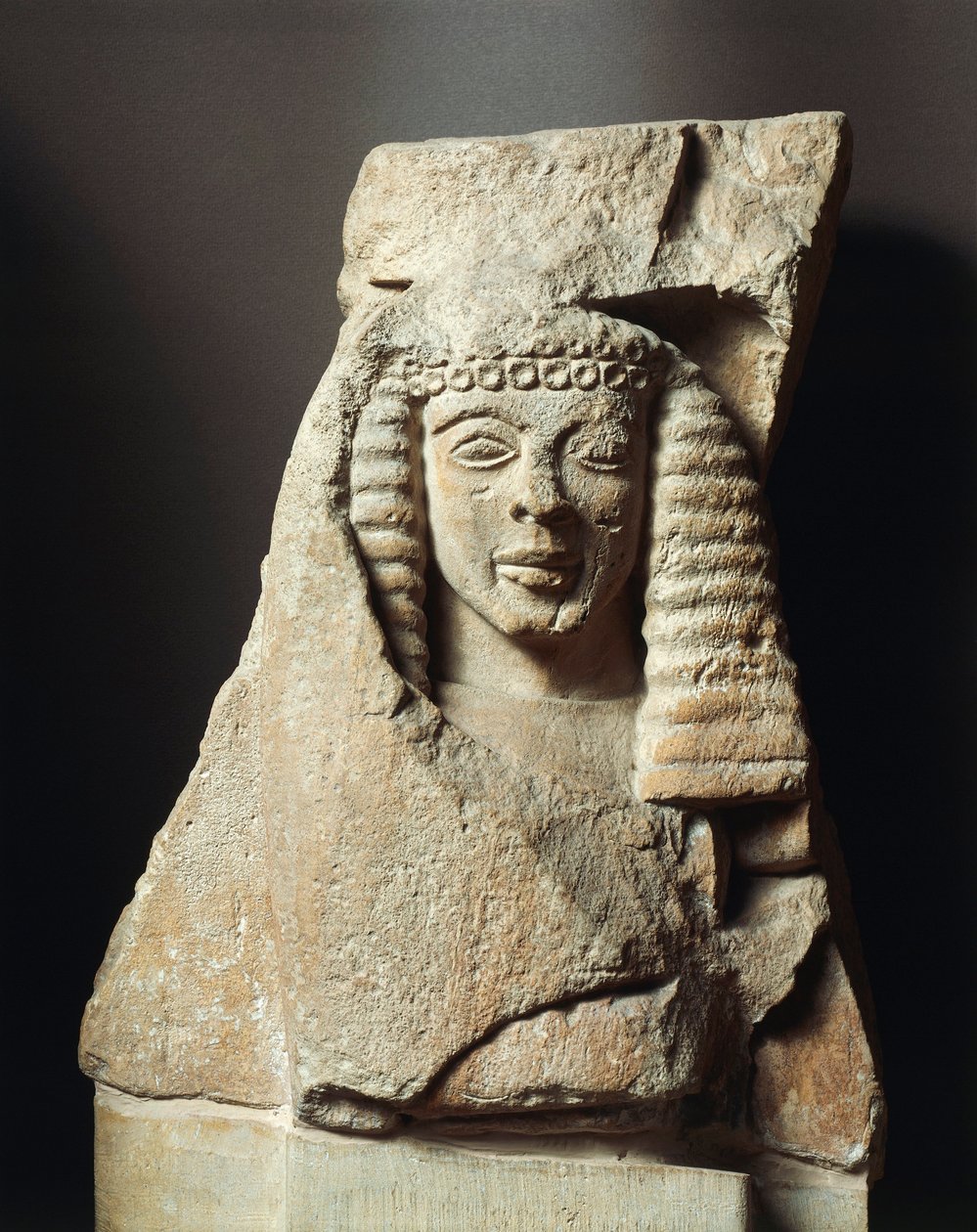 Fragmento de metopo com figura feminina, de Micenas, Grécia, séc. VII bc (calcário) de Greek